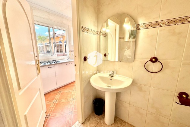 Aus zweiter Hand - Villa -
Dolores - Cmno. Escorredor