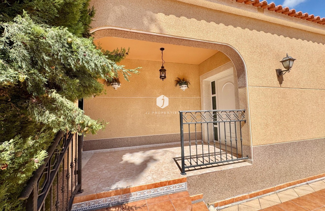 Aus zweiter Hand - Villa -
Dolores - Cmno. Escorredor