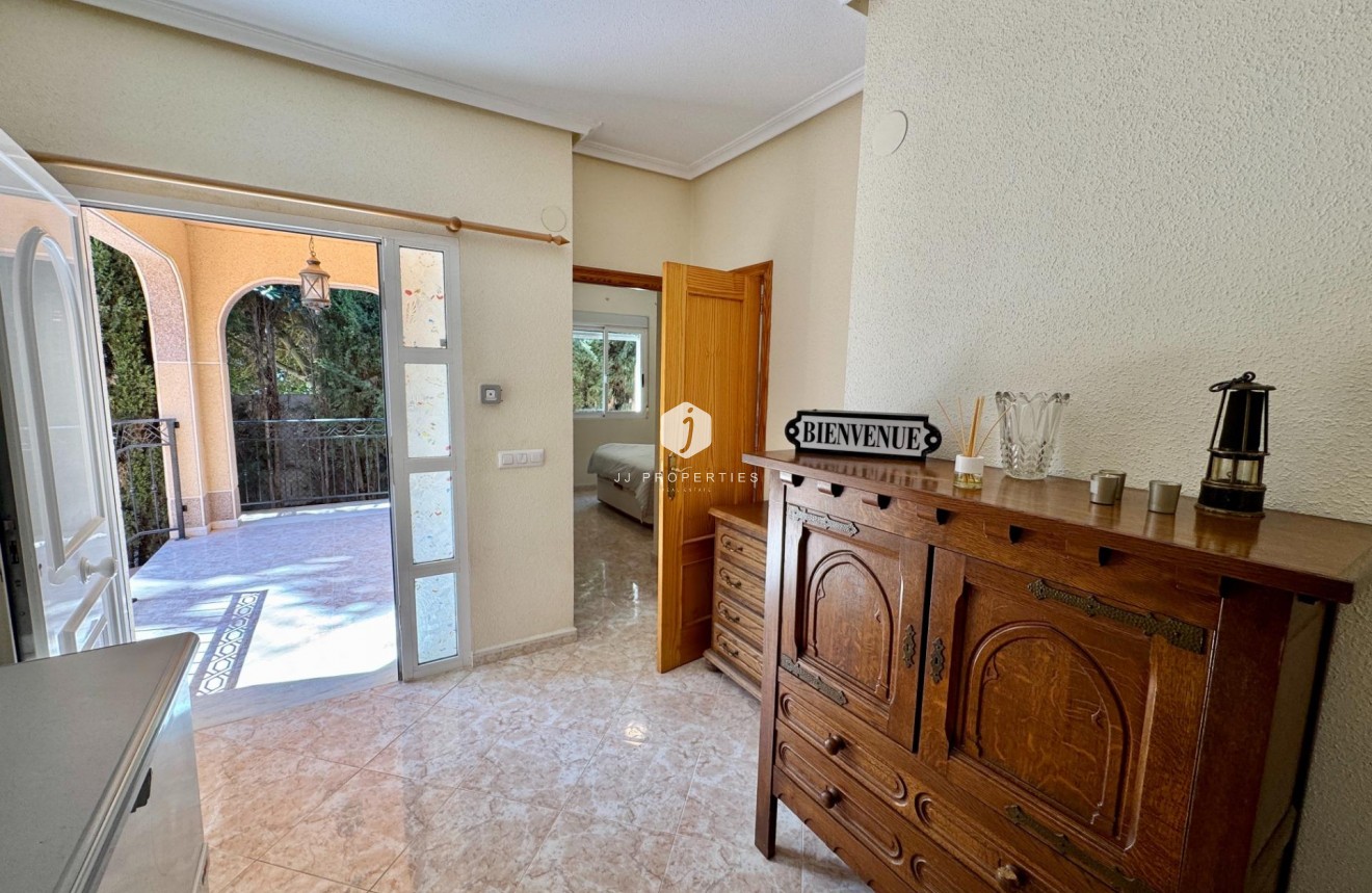 Aus zweiter Hand - Villa -
Dolores - Cmno. Escorredor