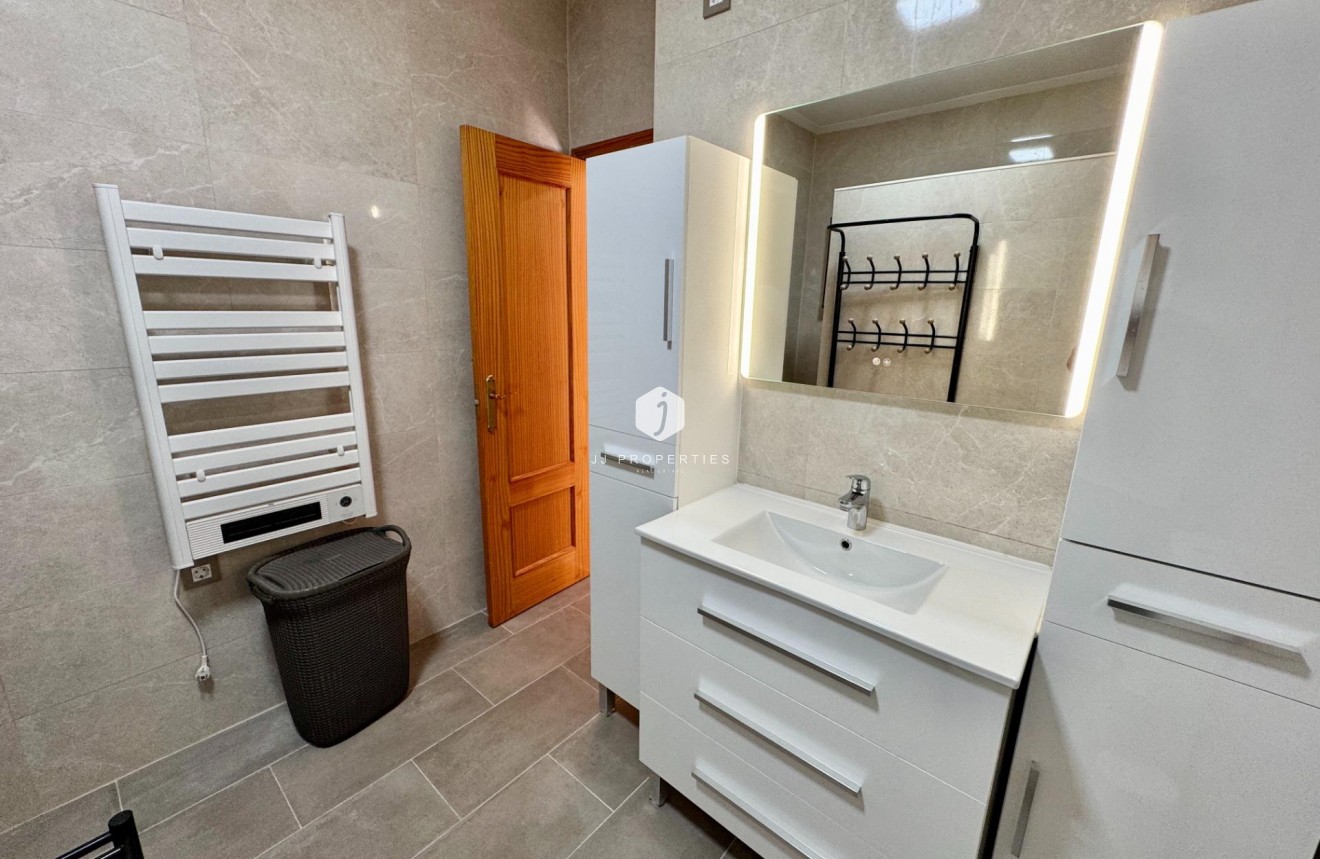 Aus zweiter Hand - Villa -
Dolores - Cmno. Escorredor