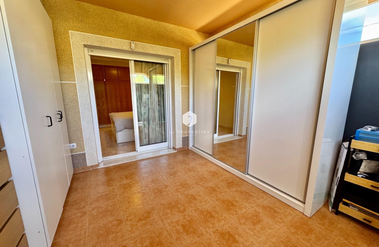 Aus zweiter Hand - Villa -
Dolores - Cmno. Escorredor