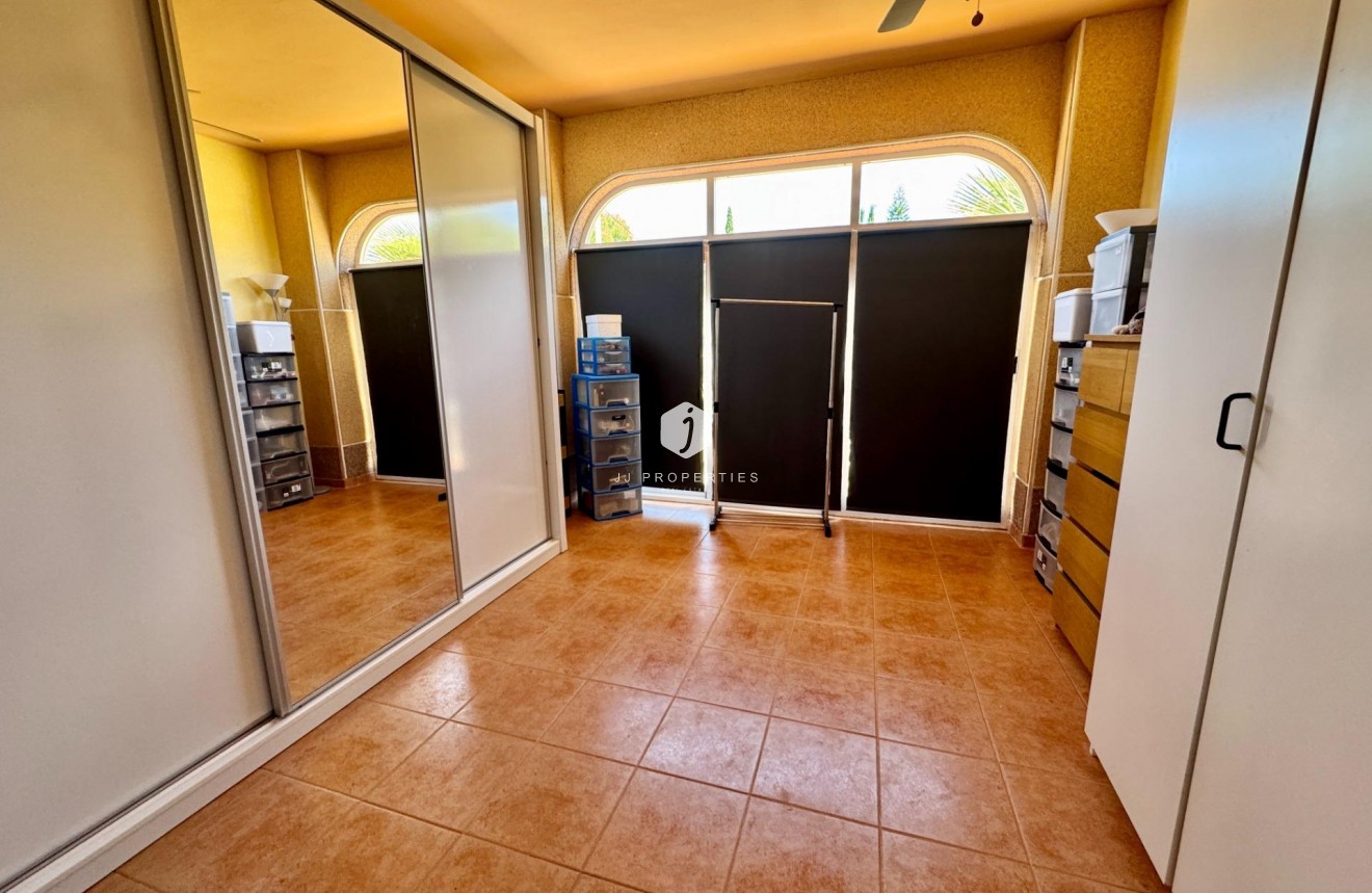 Aus zweiter Hand - Villa -
Dolores - Cmno. Escorredor