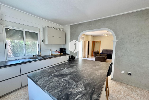 Aus zweiter Hand - Villa -
Dolores - Cmno. Escorredor