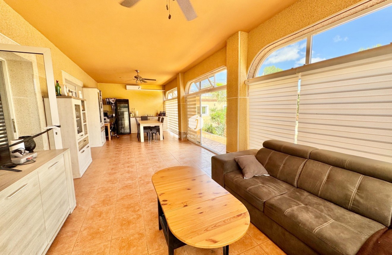 Aus zweiter Hand - Villa -
Dolores - Cmno. Escorredor