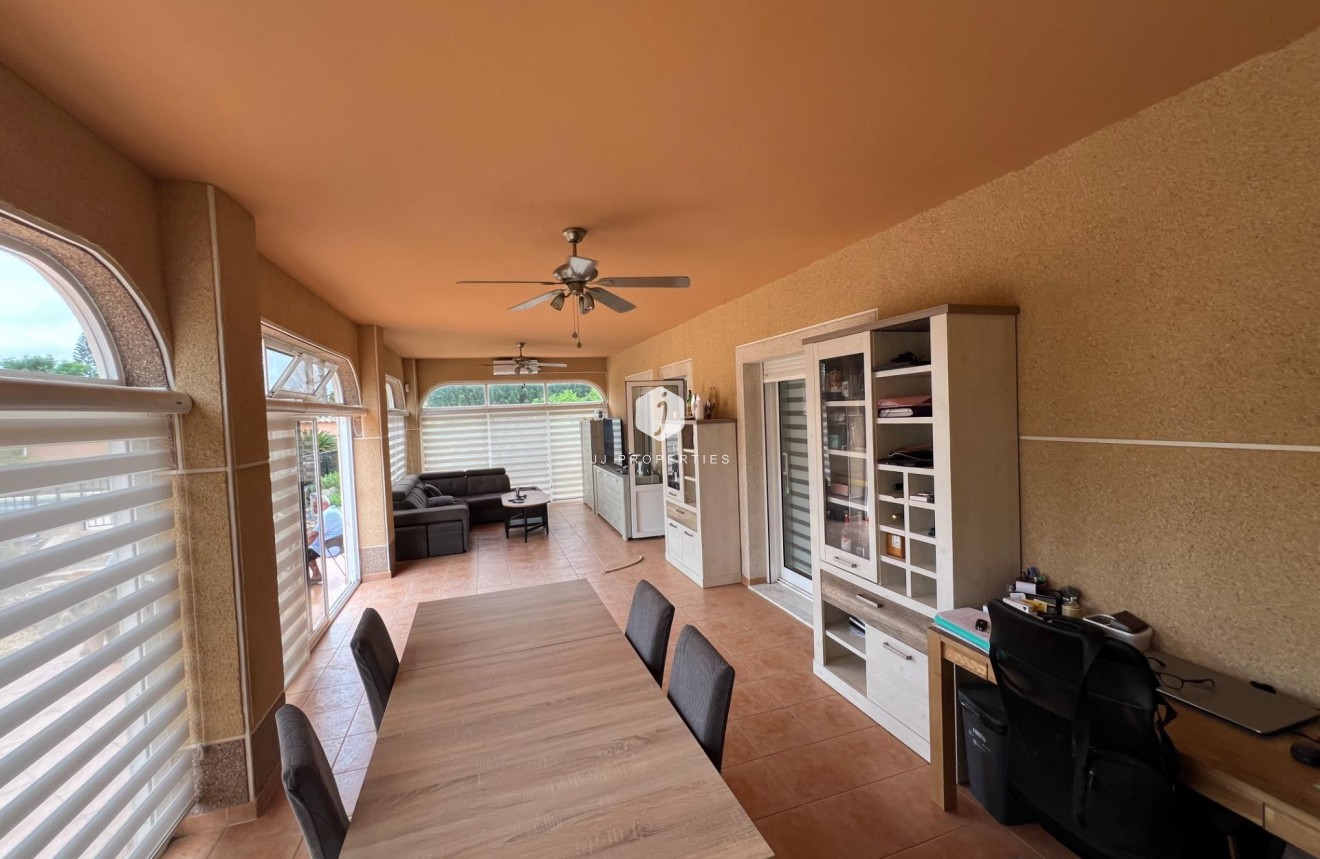 Aus zweiter Hand - Villa -
Dolores - Cmno. Escorredor