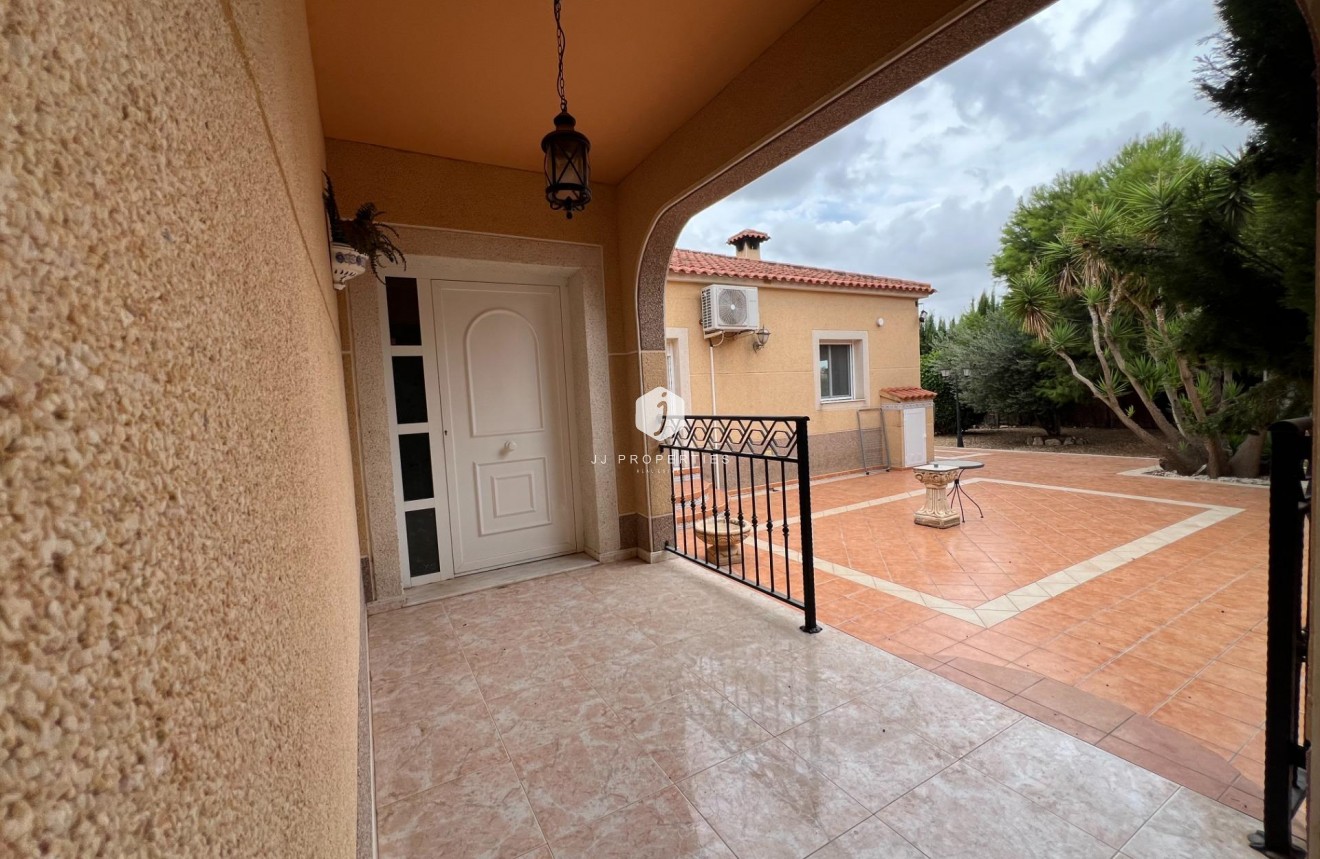 Aus zweiter Hand - Villa -
Dolores - Cmno. Escorredor