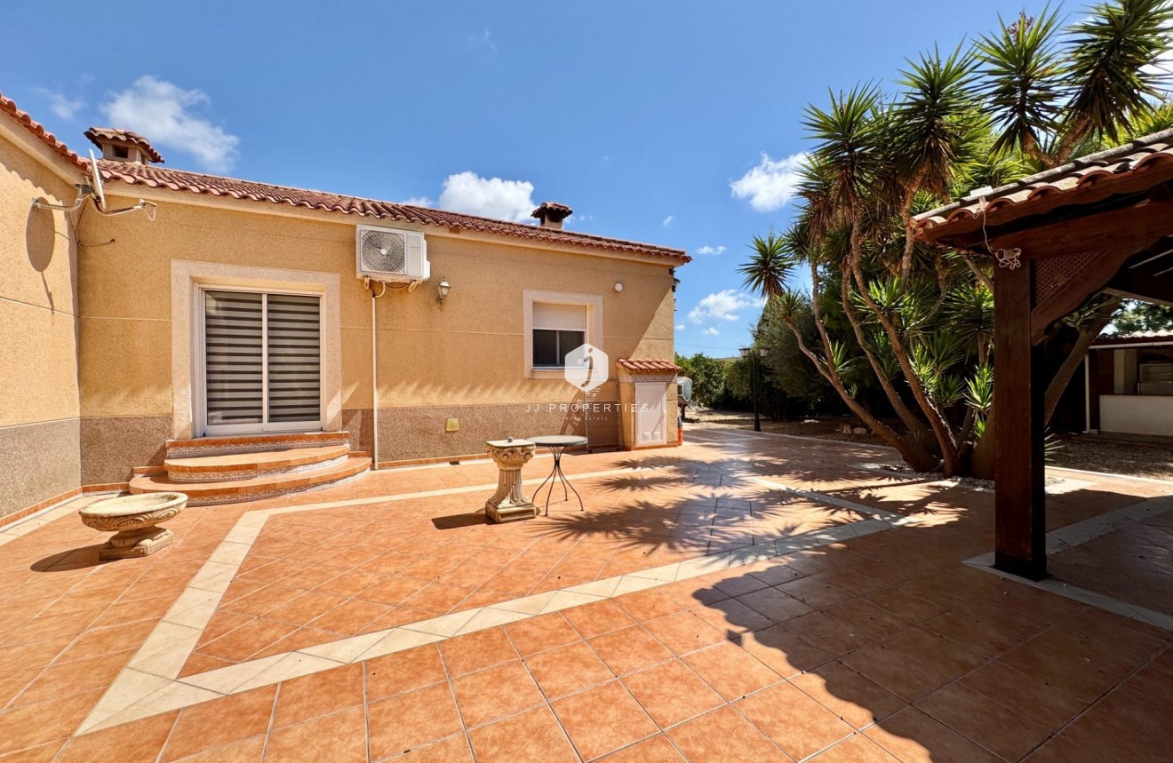 Aus zweiter Hand - Villa -
Dolores - Cmno. Escorredor