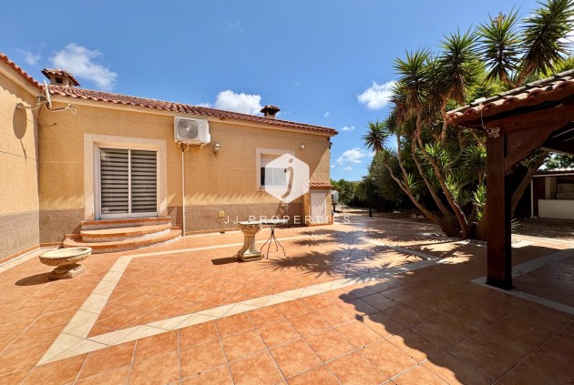 Aus zweiter Hand - Villa -
Dolores - Cmno. Escorredor