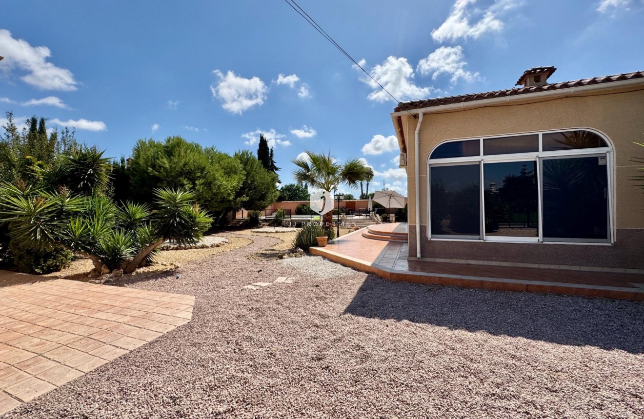 Aus zweiter Hand - Villa -
Dolores - Cmno. Escorredor