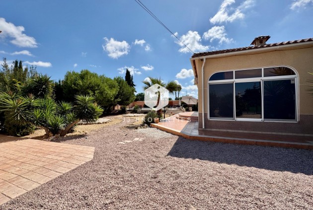 Aus zweiter Hand - Villa -
Dolores - Cmno. Escorredor