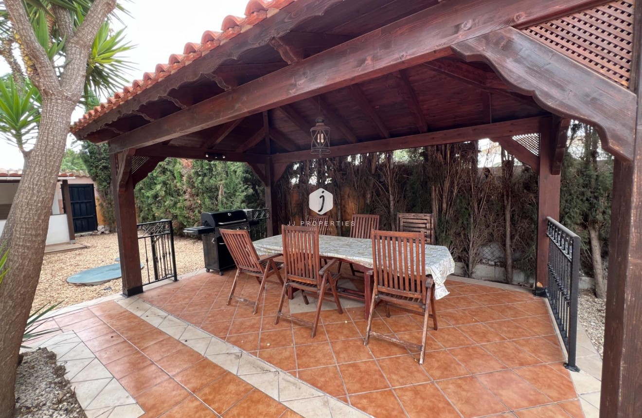 Aus zweiter Hand - Villa -
Dolores - Cmno. Escorredor