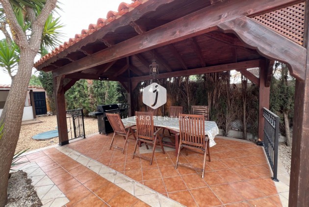 Aus zweiter Hand - Villa -
Dolores - Cmno. Escorredor