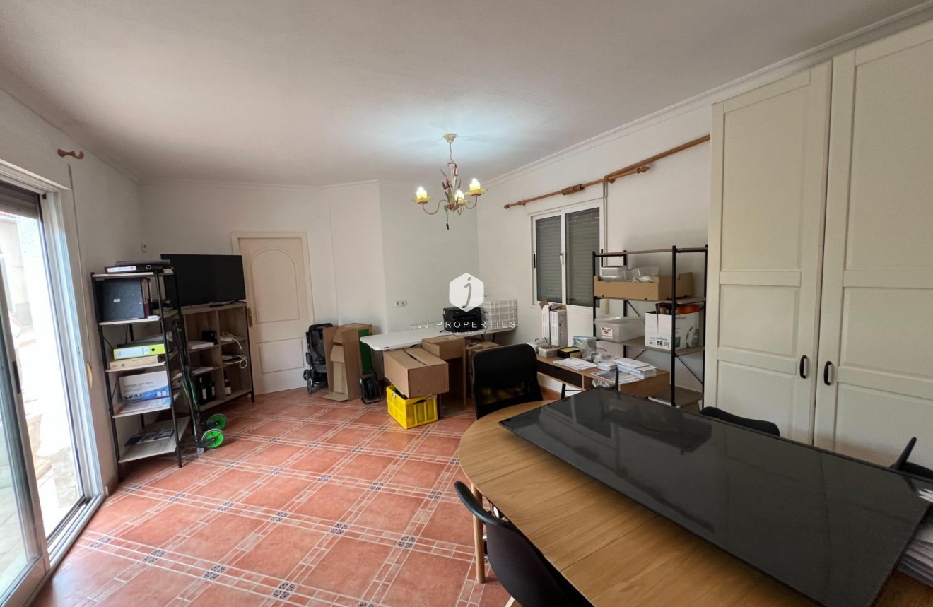 Aus zweiter Hand - Villa -
Dolores - Cmno. Escorredor