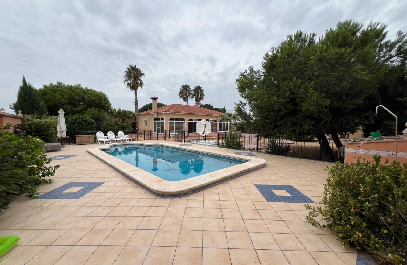 Aus zweiter Hand - Villa -
Dolores - Cmno. Escorredor