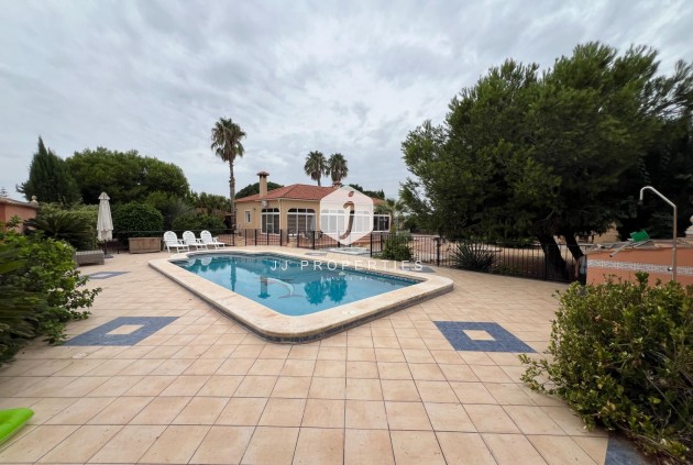 Aus zweiter Hand - Villa -
Dolores - Cmno. Escorredor