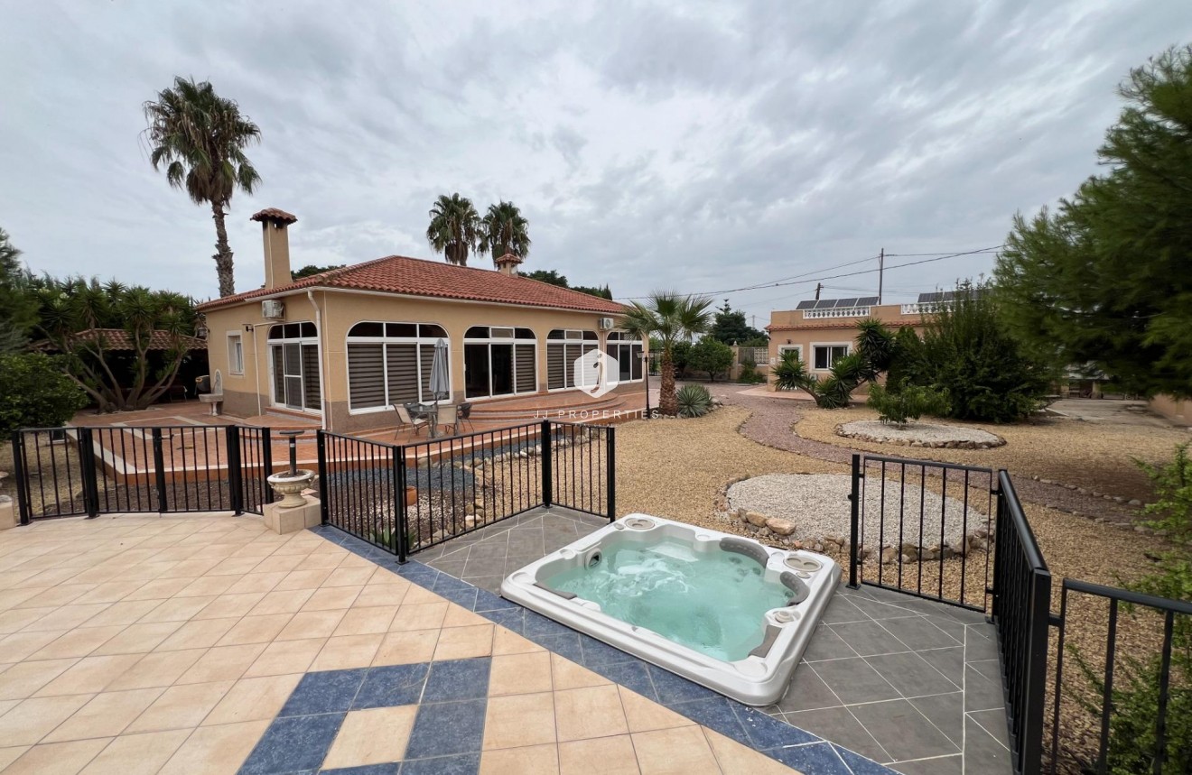 Aus zweiter Hand - Villa -
Dolores - Cmno. Escorredor