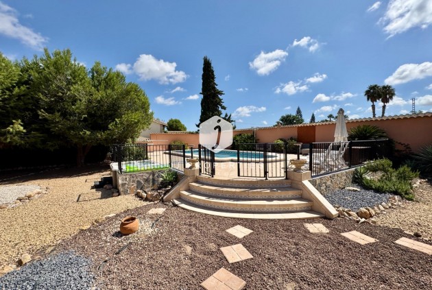 Aus zweiter Hand - Villa -
Dolores - Cmno. Escorredor