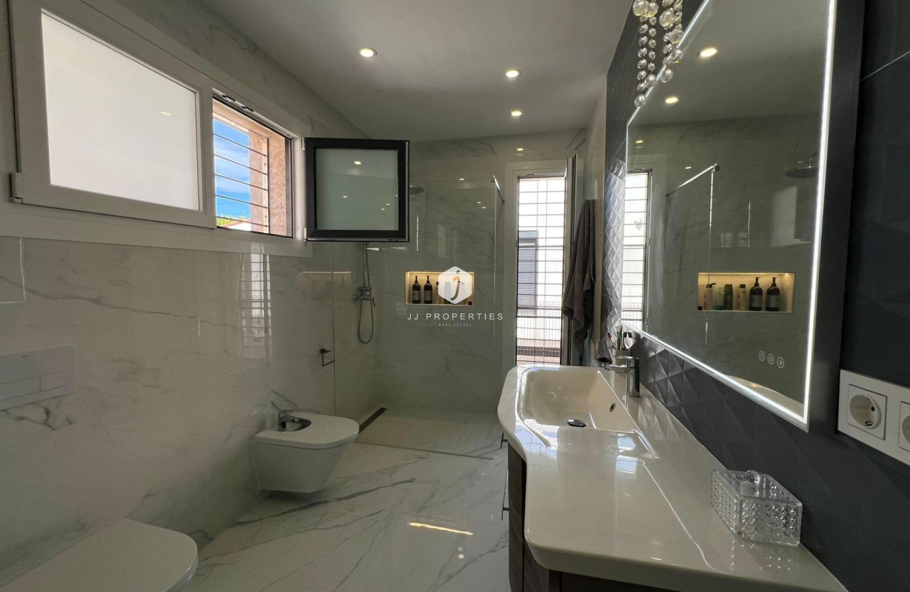 Aus zweiter Hand - Villa -
Torrevieja - La Mata