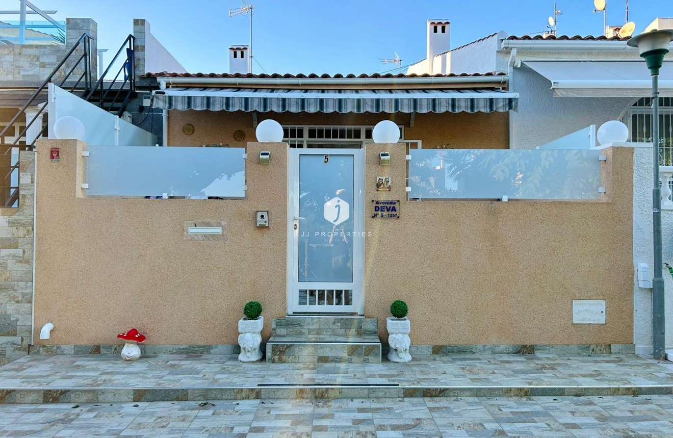 Resale - Chalet -
Torrevieja - Costa Blanca