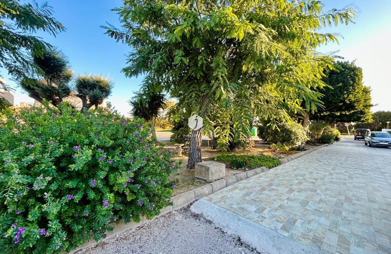 Resale - Chalet -
Torrevieja - Costa Blanca