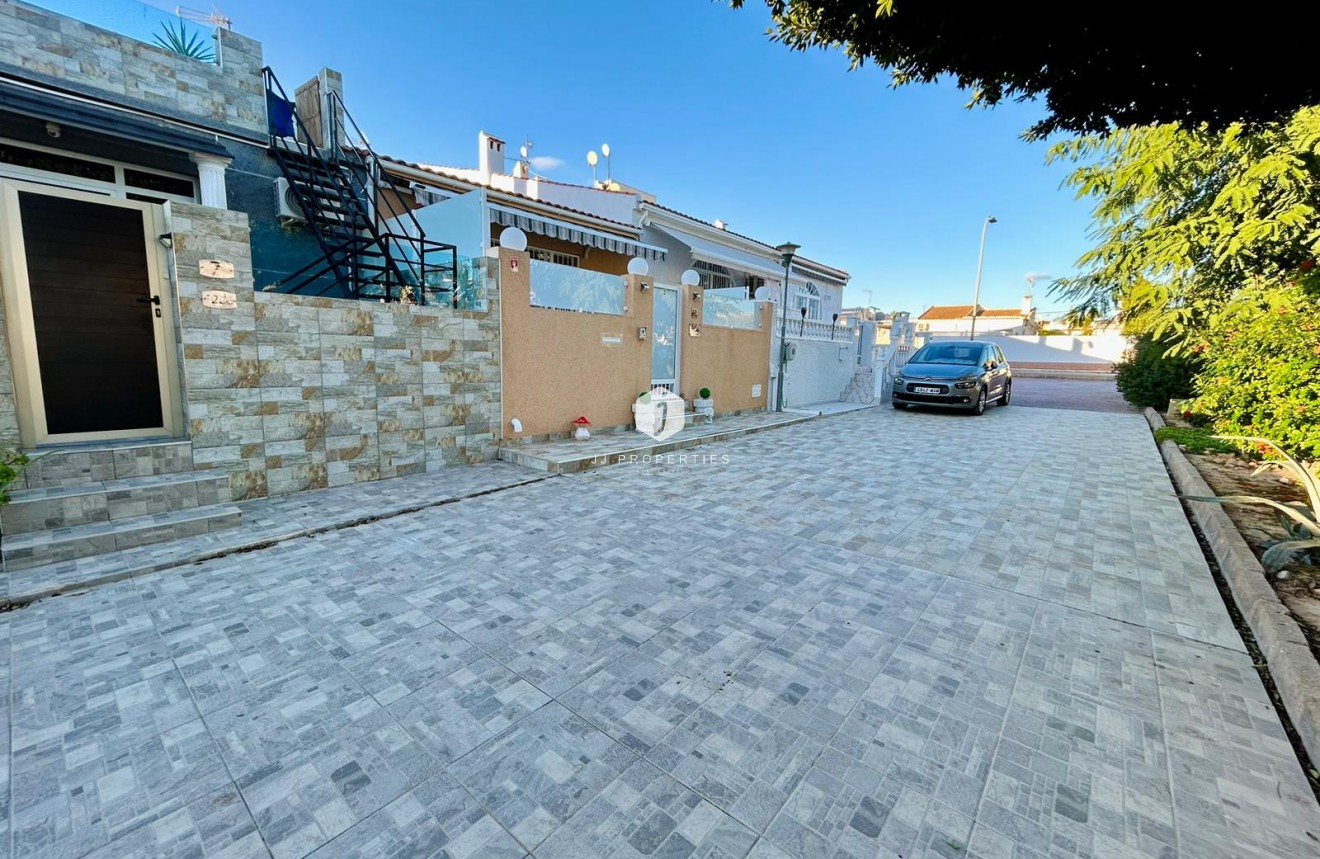 Resale - Chalet -
Torrevieja - Costa Blanca