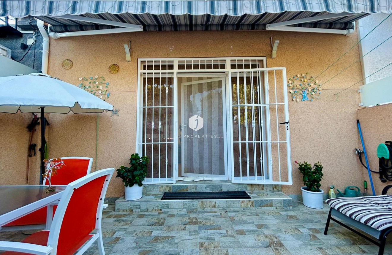 Resale - Chalet -
Torrevieja - Costa Blanca