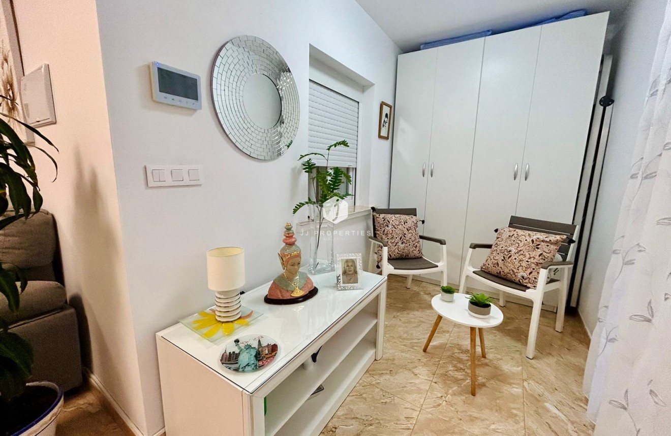 Resale - Chalet -
Torrevieja - Costa Blanca