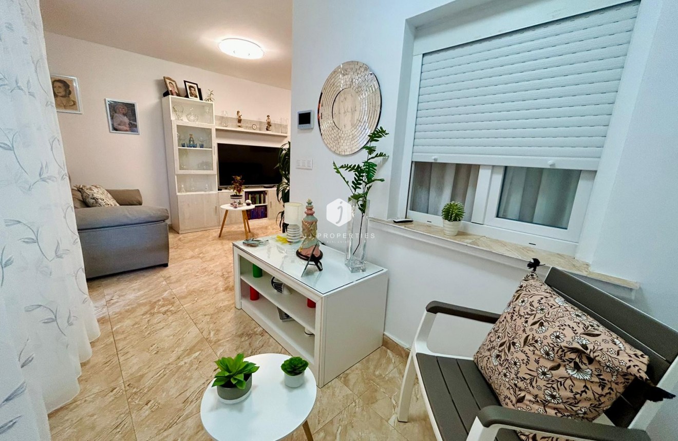 Resale - Chalet -
Torrevieja - Costa Blanca