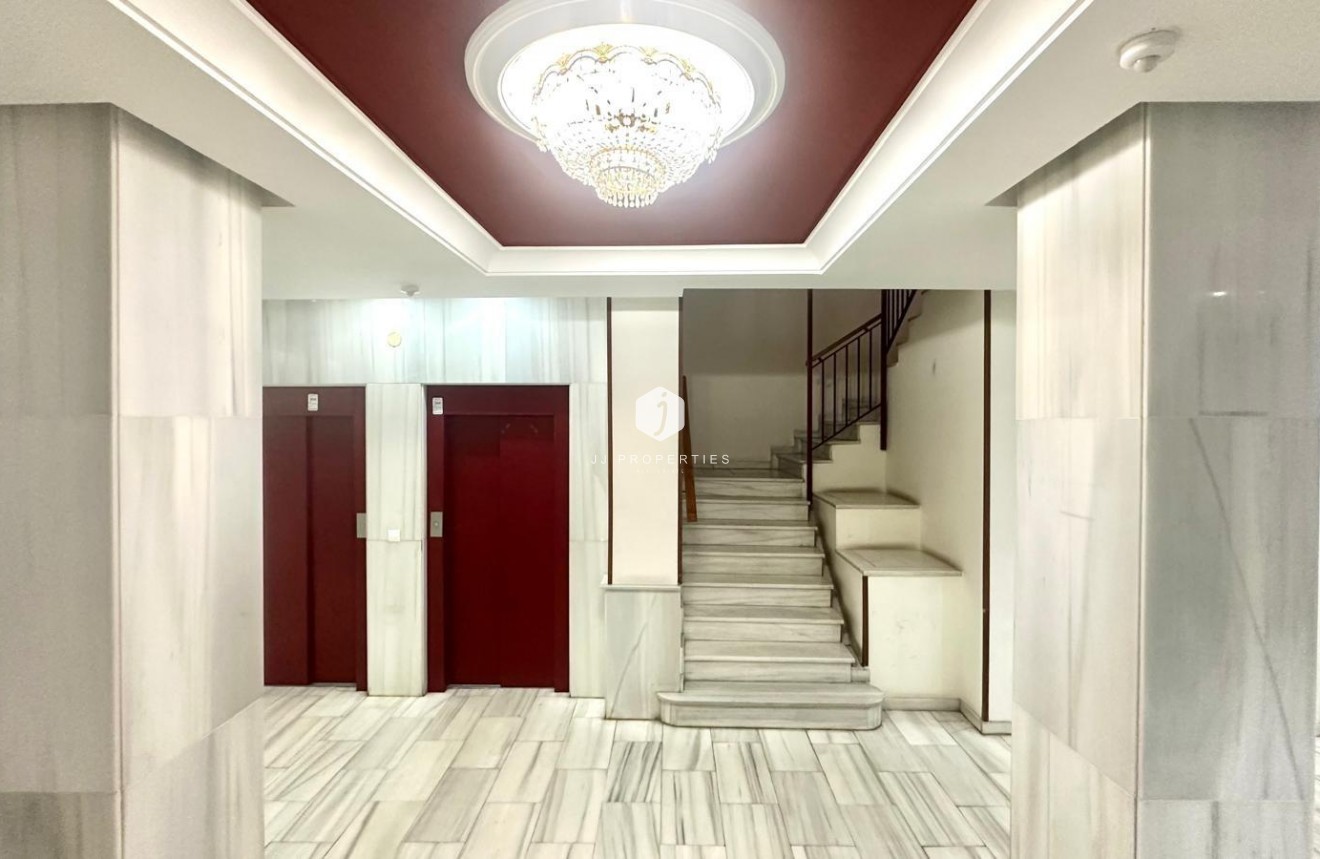 Resale - Apartment / flat -
Torrevieja - Centro