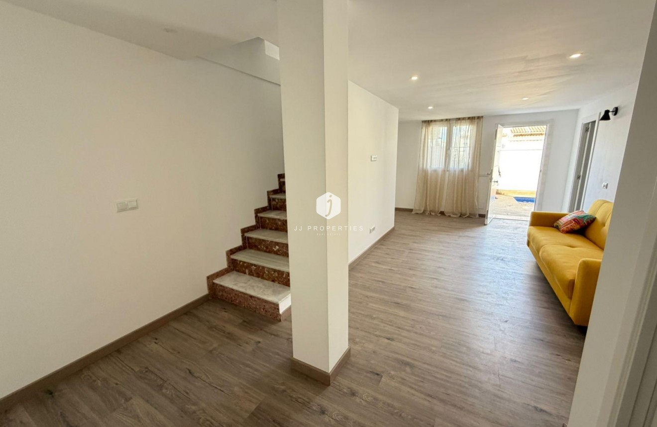 Resale - Chalet -
Torrevieja - Cabo cervera