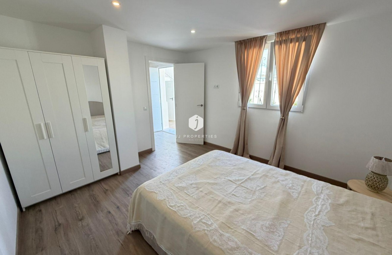 Resale - Chalet -
Torrevieja - Cabo cervera