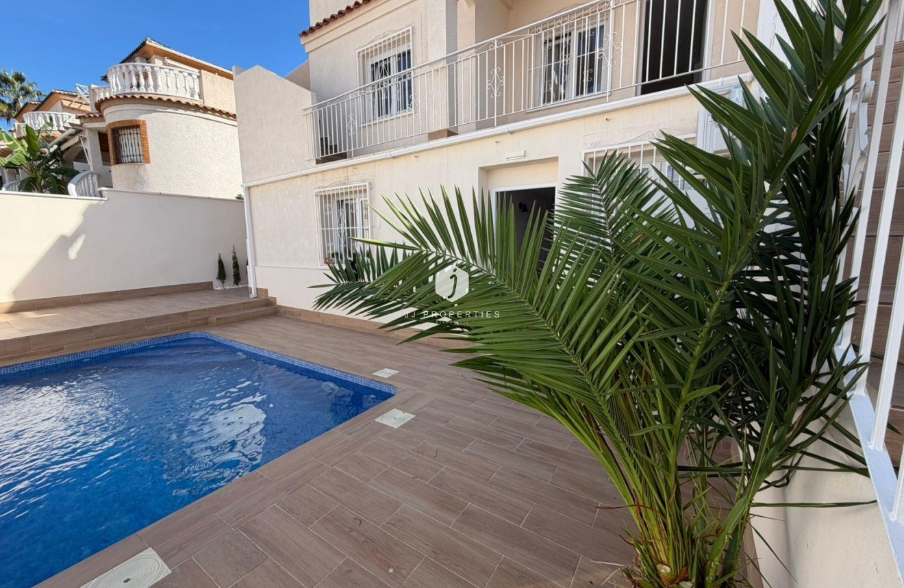 Resale - Chalet -
Torrevieja - Cabo cervera