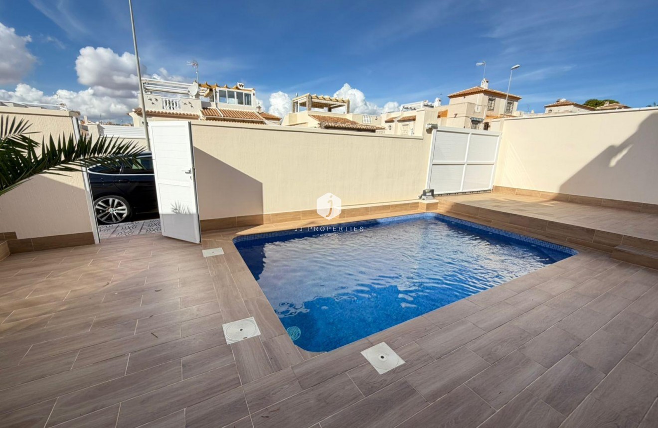 Resale - Chalet -
Torrevieja - Cabo cervera