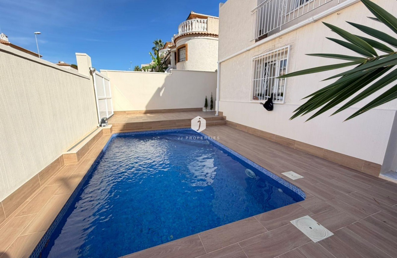Resale - Chalet -
Torrevieja - Cabo cervera
