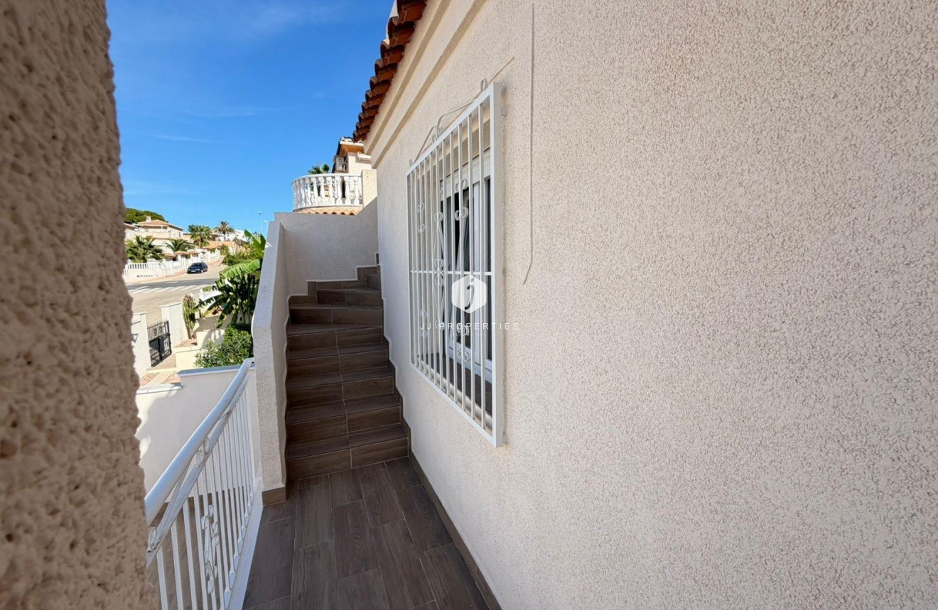 Resale - Chalet -
Torrevieja - Cabo cervera