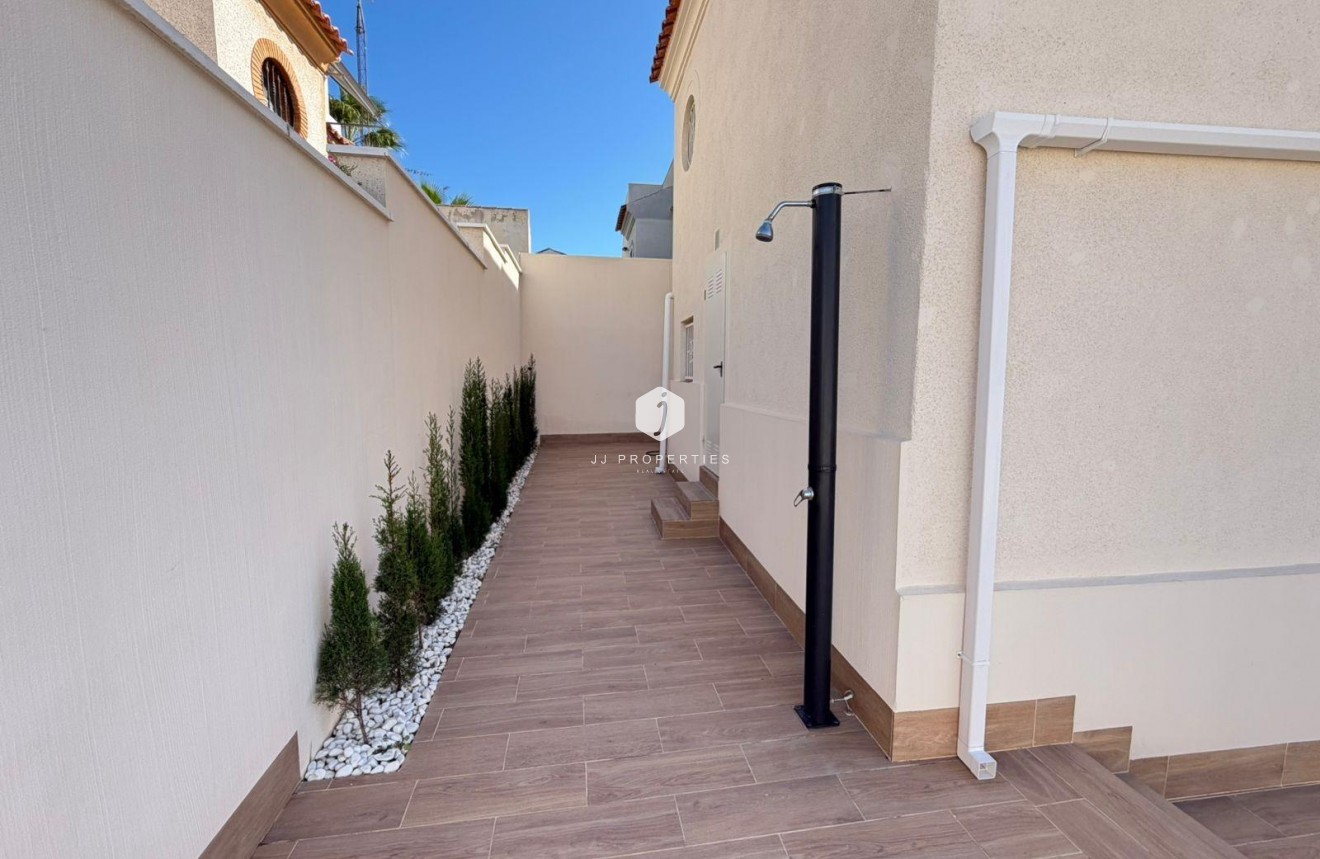 Resale - Chalet -
Torrevieja - Cabo cervera