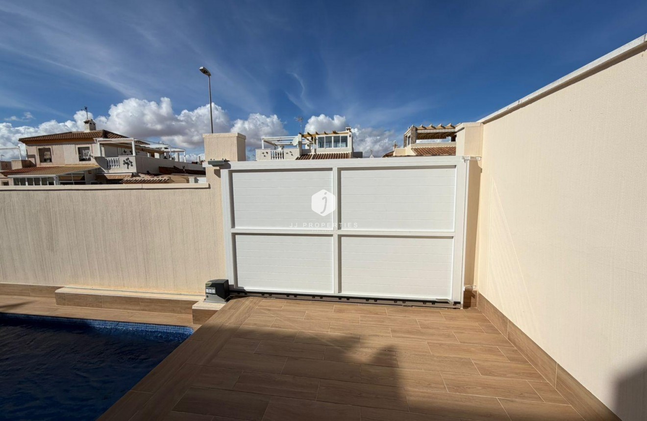 Resale - Chalet -
Torrevieja - Cabo cervera