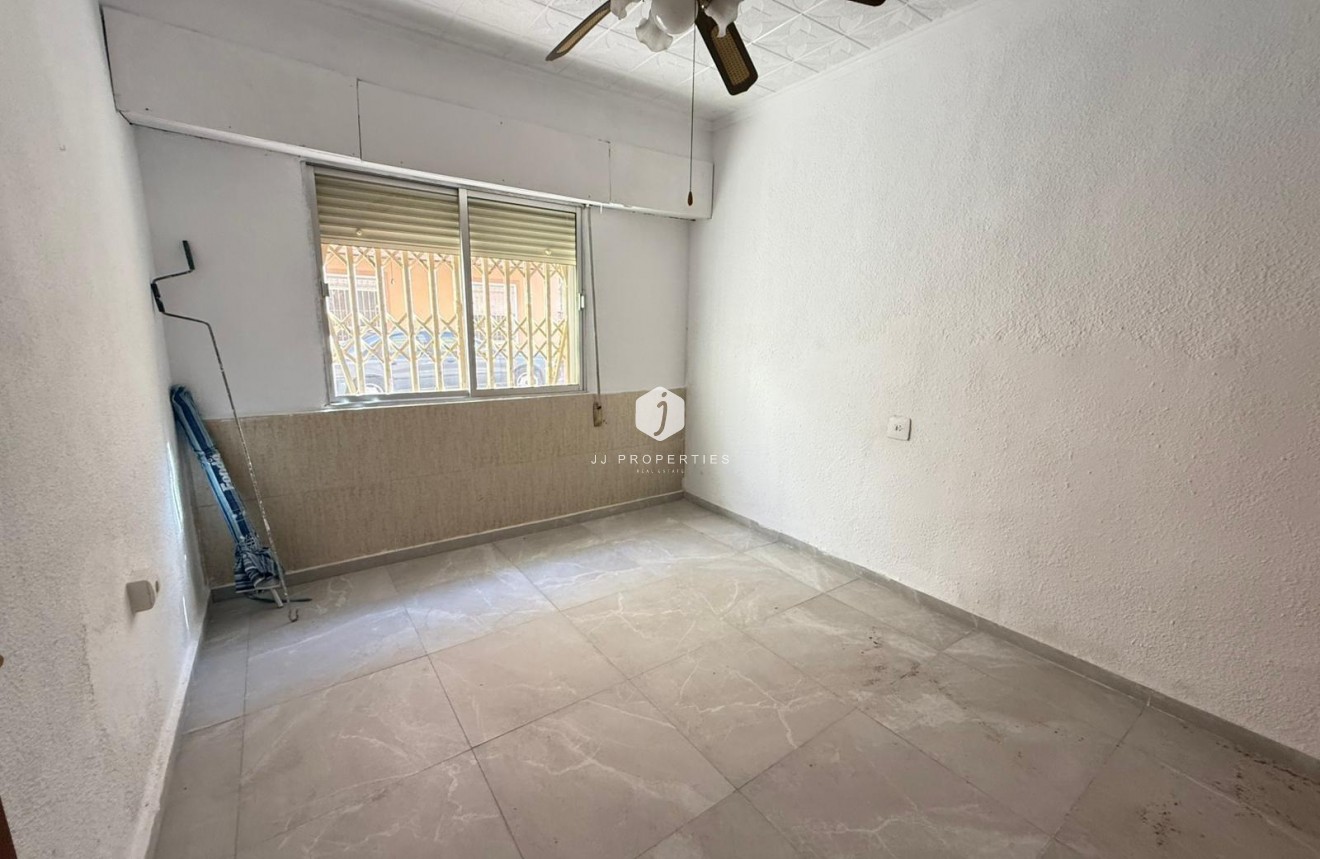 Resale - Apartment / flat -
Torrevieja - Playa de los Locos