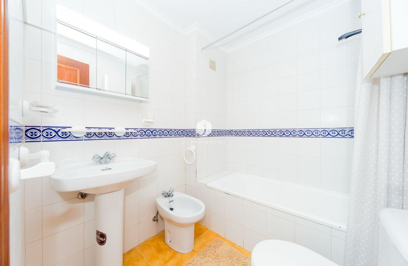 Resale - Apartment / flat -
Torrevieja - Calas blanca