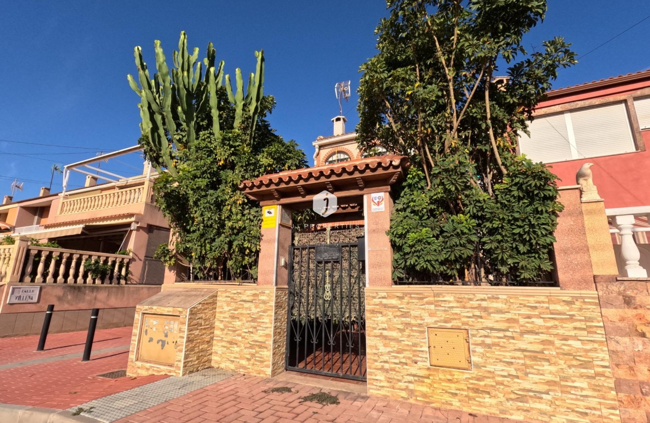 Resale - Chalet -
Torrevieja - El Acequión - Los Náufragos