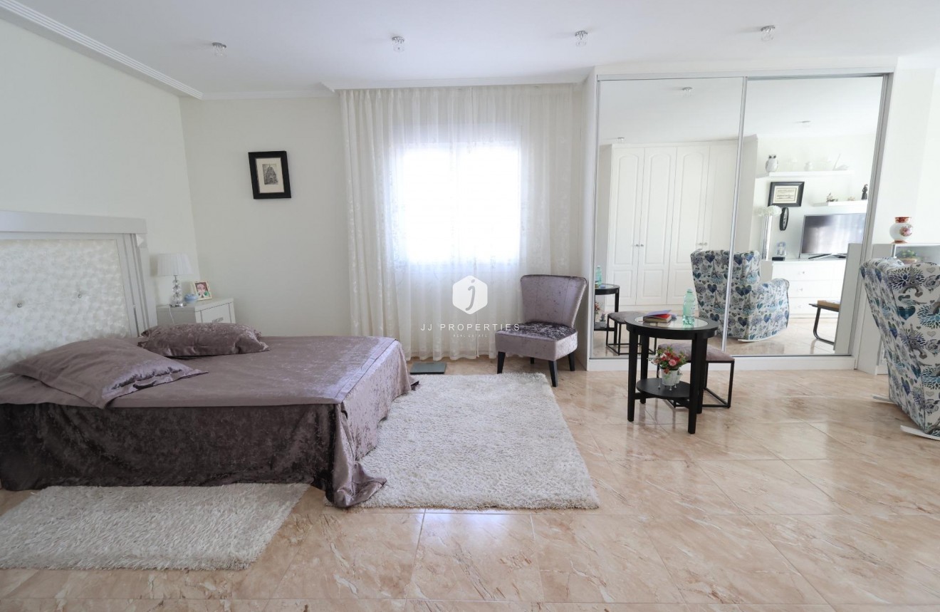 Resale - Villa -
Torrevieja - Costa Blanca