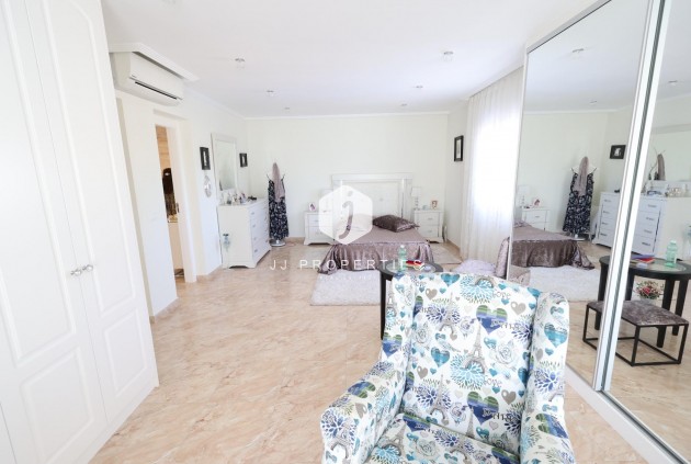 Resale - Villa -
Torrevieja - Costa Blanca