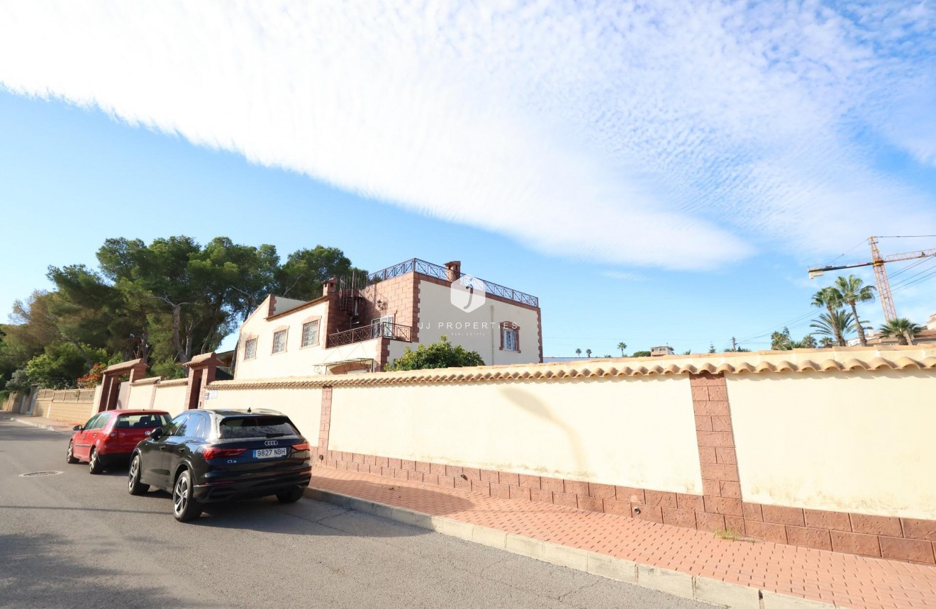 Resale - Villa -
Torrevieja - Costa Blanca
