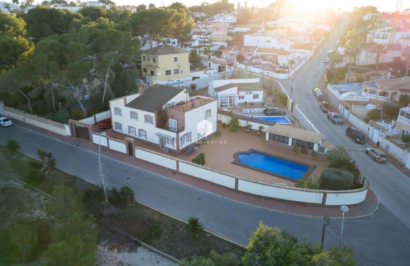 Resale - Villa -
Torrevieja - Los Balcones - Los Altos del Edén