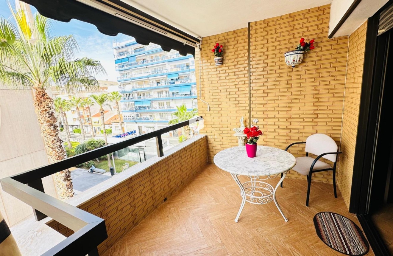 Resale - Apartment / flat -
Torrevieja - Centro