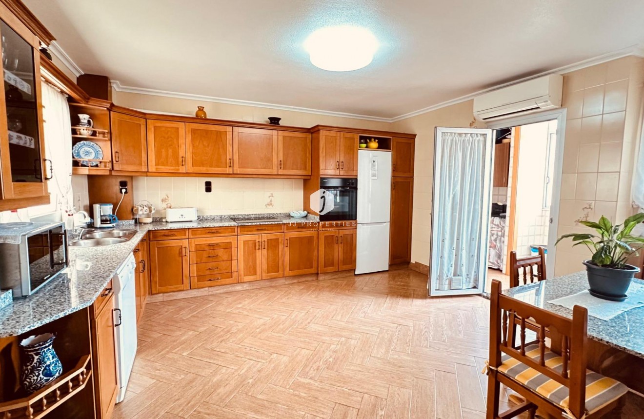 Resale - Apartment / flat -
Torrevieja - Centro