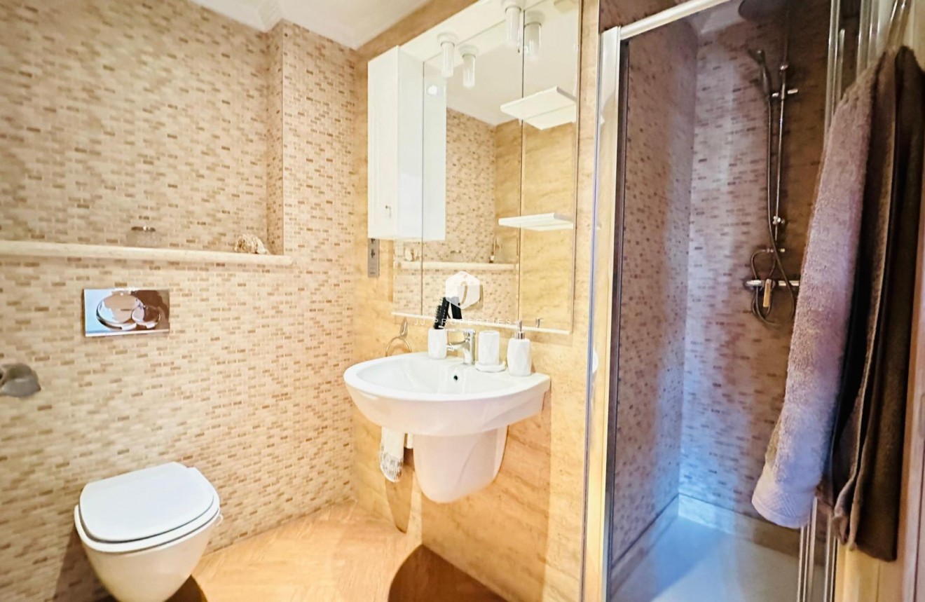 Resale - Apartment / flat -
Torrevieja - Centro