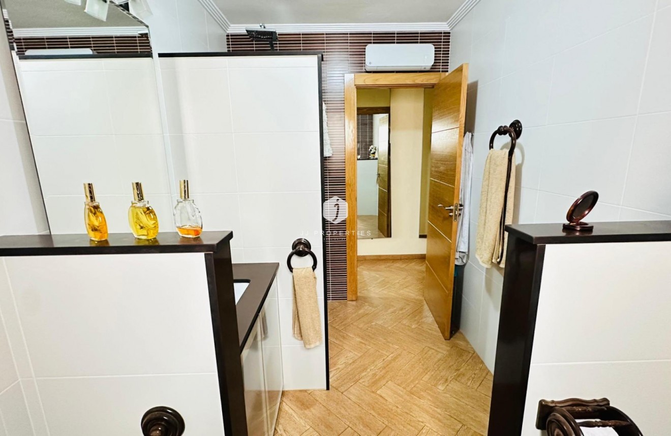 Resale - Apartment / flat -
Torrevieja - Centro