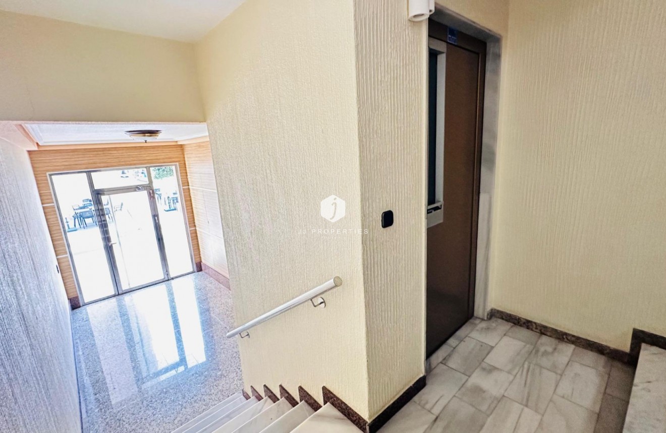 Resale - Apartment / flat -
Torrevieja - Centro