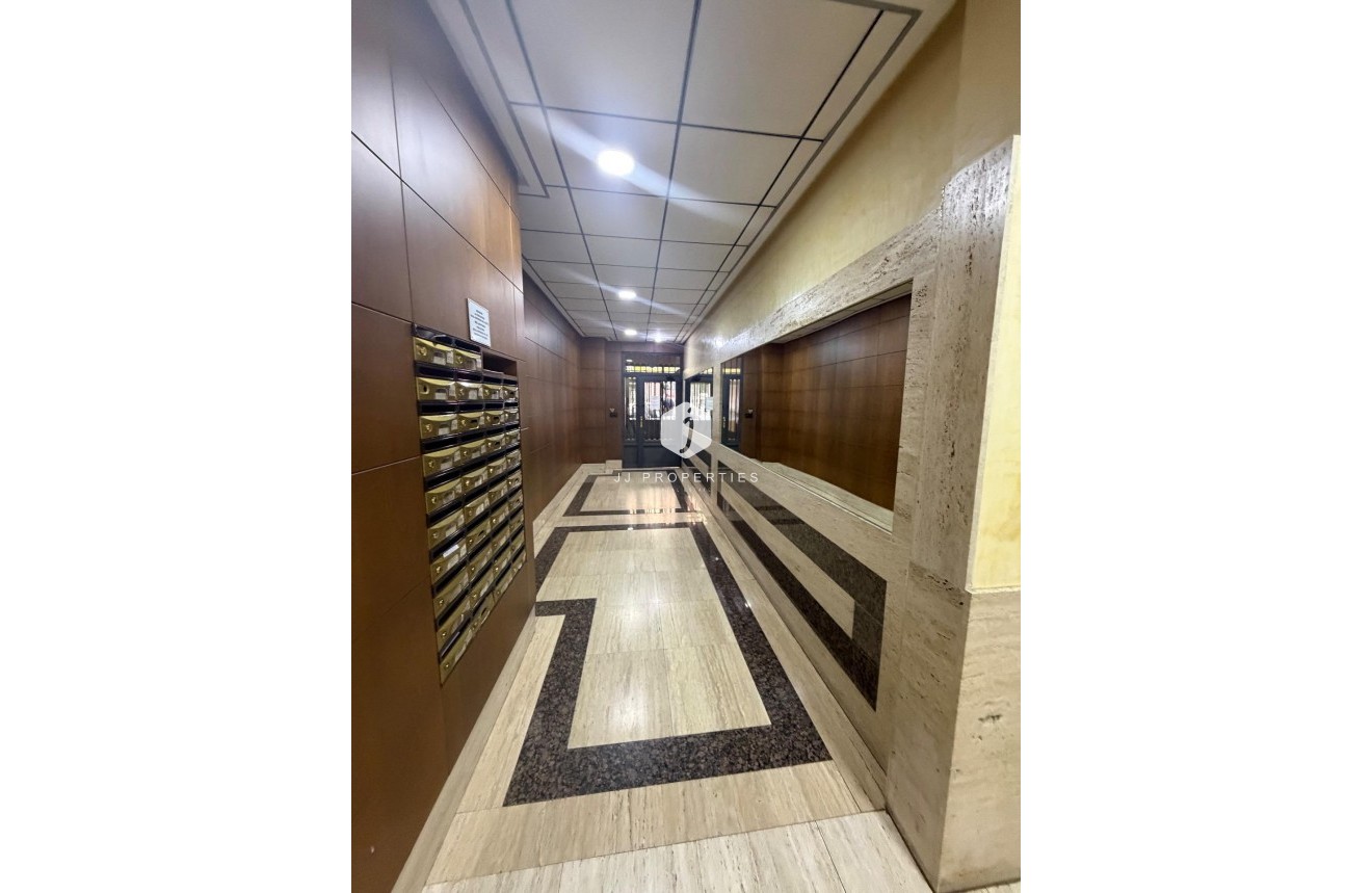 Resale - Apartment / flat -
Torrevieja - Centro